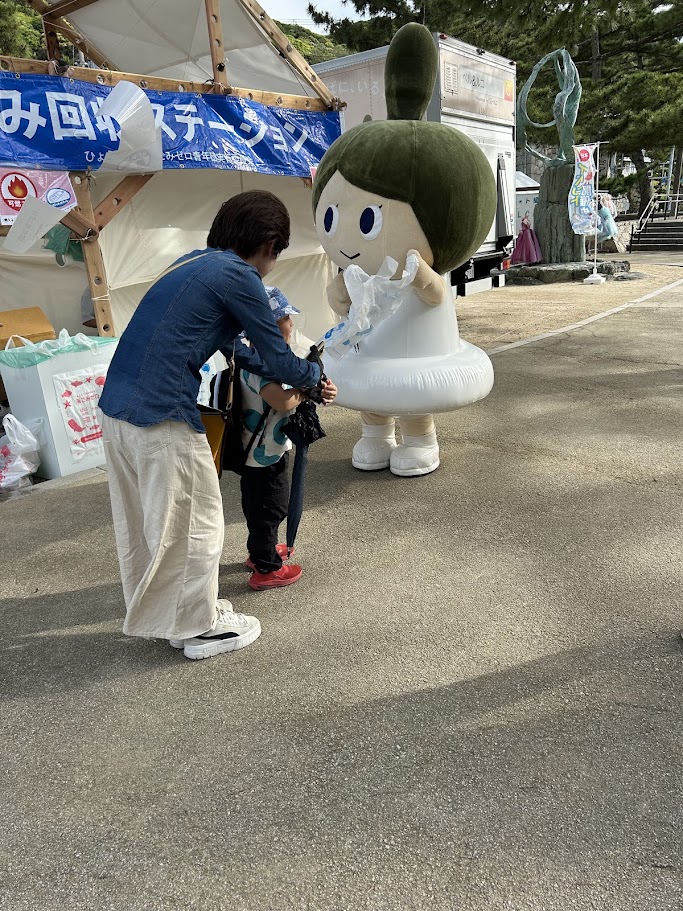 うみぞら映画祭2024　ベルちゃんルコちゃんゴミ回収に活躍！